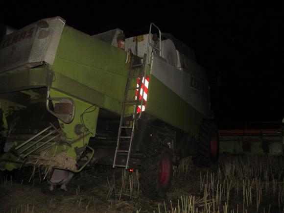 На Хмельниччині під колесами комбайна загинув комбайнер на сайті vsim.ua На Хмельниччині під колесами комбайна загинув комбайнер, фото №1 на сайті vsim.ua