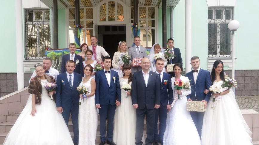 На День міста у Хмельницькому одружилось 9 пар молодят