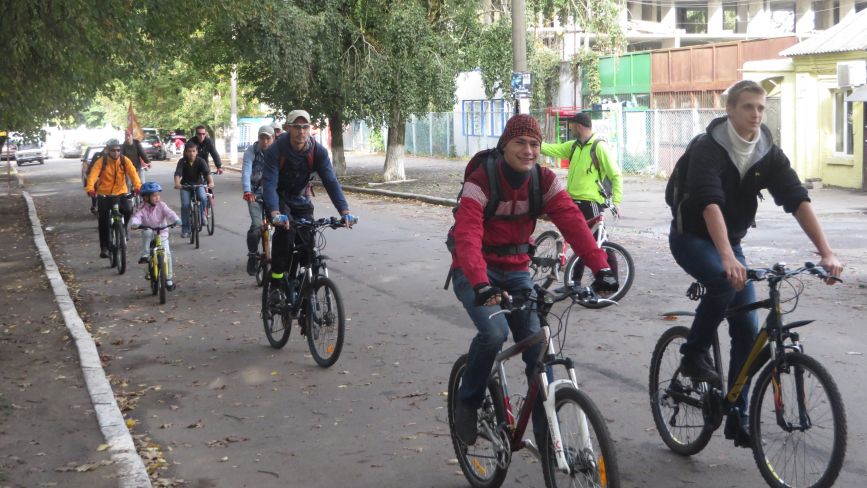 Кілька десятків хмельничан розпочали свій день із велопробігу