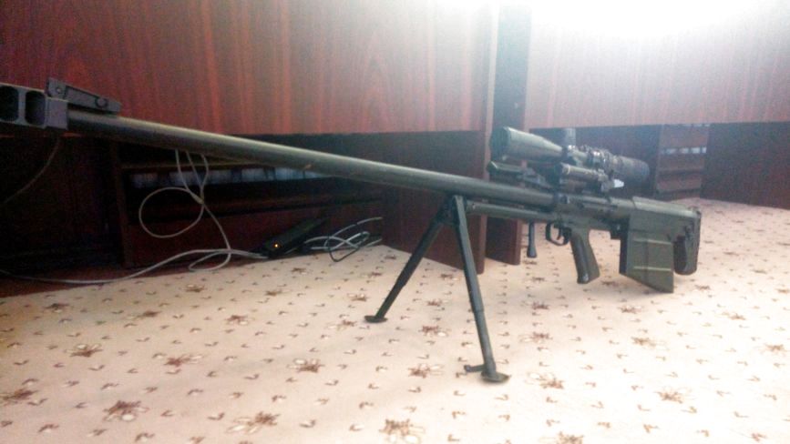 Хмельницькі прикордонники ознайомлюються з новітньою снайперською гвинтівкою з Росії