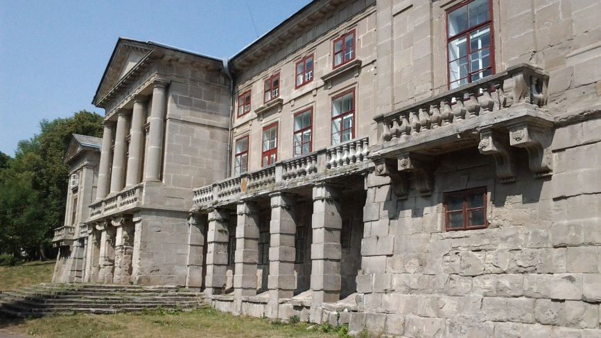 "Незнана Хмельниччина": палац Орловських та стародавній костел в Мукарові