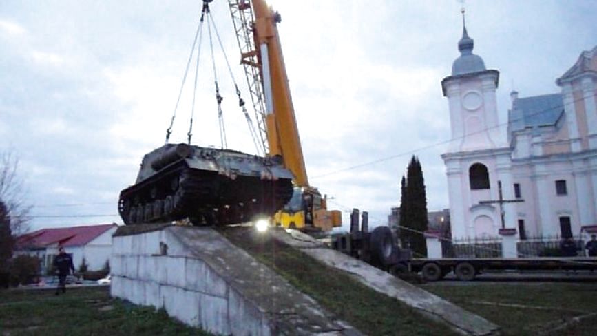 В Ізяславі демонтували танк із території палацу Сангушків