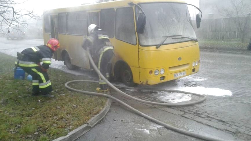 У Кам'янці посеред дороги спалахнув мікроавтобус "BOHDAN"