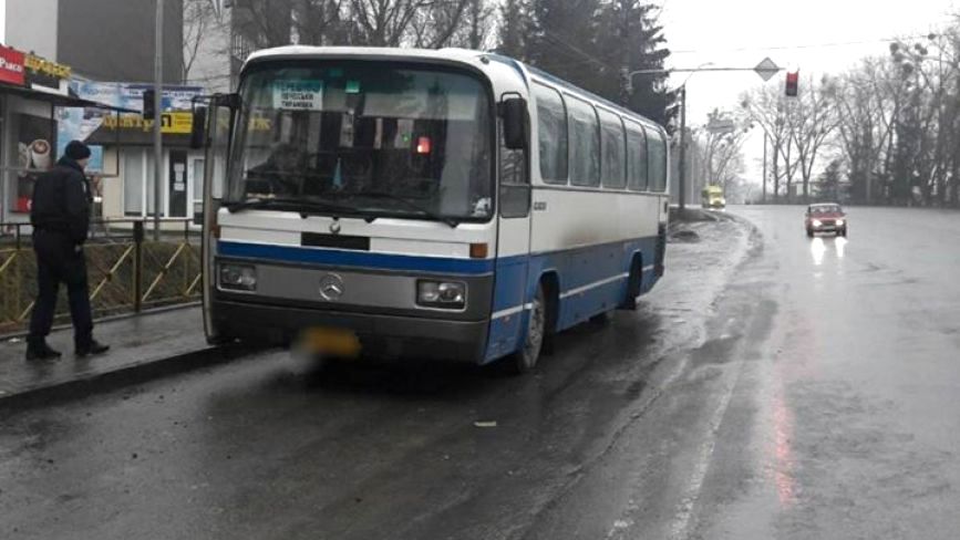 У Хмельницькому від рейсового автобуса відлетіло колесо і влучило в дівчину