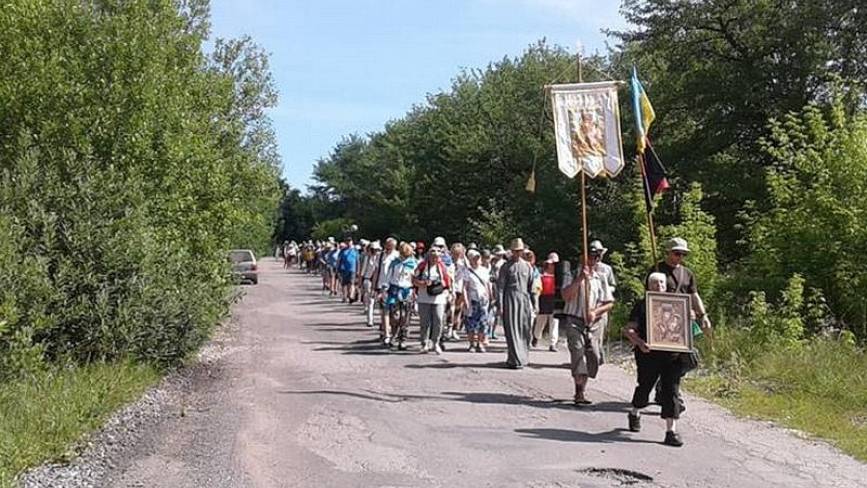 Всеукраїнська проща: хмельничани пішки йдуть до Зарваниці, де молитимуться за мир та сім'ю