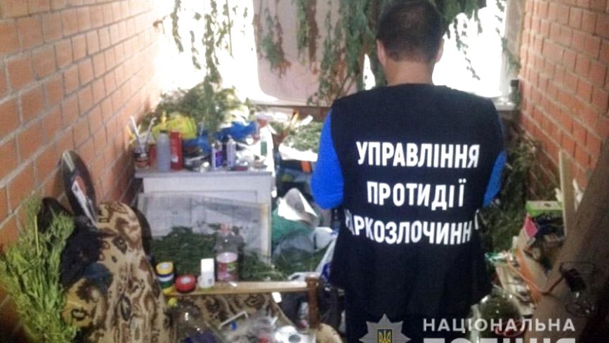 У Хмельницькому спіймали 30-річного чоловіка, який продавав наркотики через Telegram