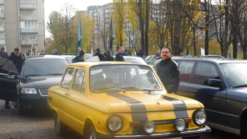 Видовищно та під гучну музику вулицями Хмельницького проїхались автомобілісти