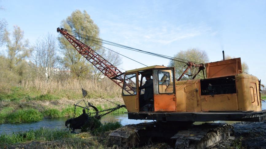 Як у Хмельницькому чистять Південний Буг (ФОТО)