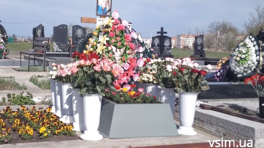 “Ні штучним квітам”: як виглядають хмельницькі кладовища напередодні поминальних днів