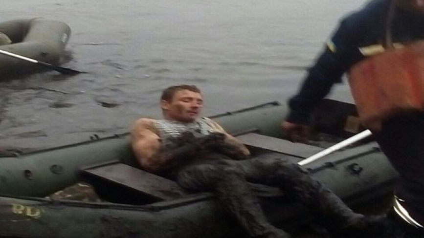 На Хмельниччині врятували 22-річного хлопця, який застряг у болоті
