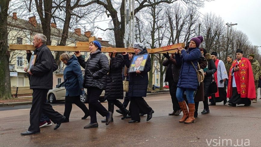 Із хрестом на спині: у Хмельницькому відбулася “Хода пам’яті”