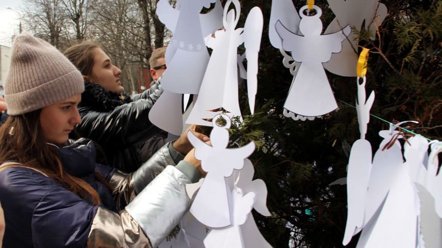 Сотні паперових ангелів принесли до меморіалів у Хмельницькому (ФОТО)