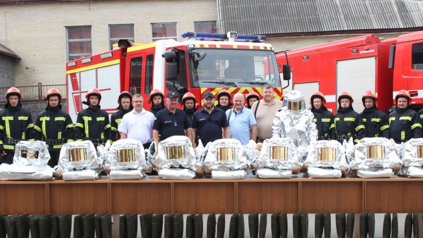 Рятувальникам Хмельниччини передали нові тепловідбивні костюми з Польщі (ФОТО)