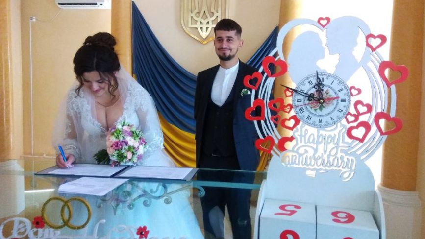 У день обстрілу в Хмельницькому одружилися 25 пар молодят (ФОТО)