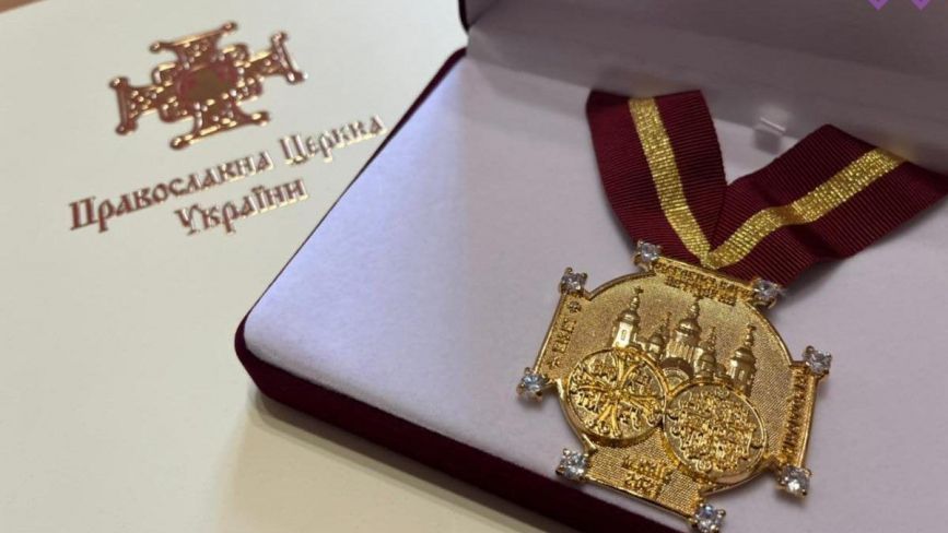Епіфаній нагородив Віолету Лабазюк грамотою та медаллю Православної церкви України
