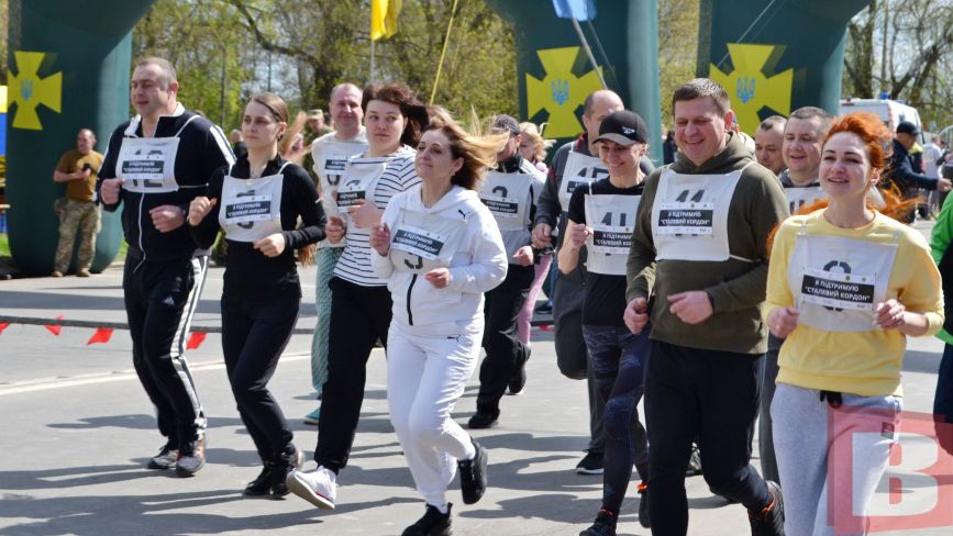 До благодійного забігу на Прибузькій долучилось майже півтори тисячі людей (ФОТОРЕПОРТАЖ)