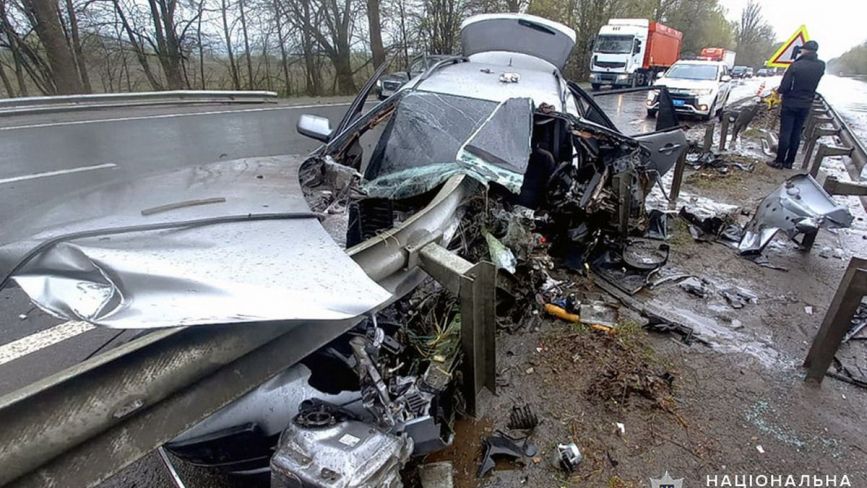 "Mazda" влетіла у відбійник. Загинув 23-річний водій