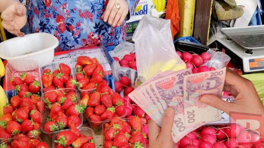 Полуниця і молода картопля: які ціни у Хмельницькому та чи безпечно їсти