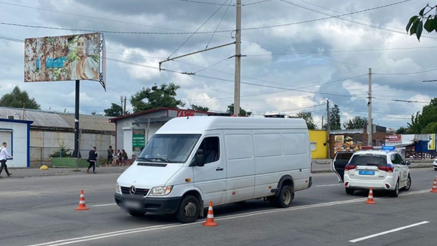 ДТП на Львівському шосе: мікроавтобус збив пішохода