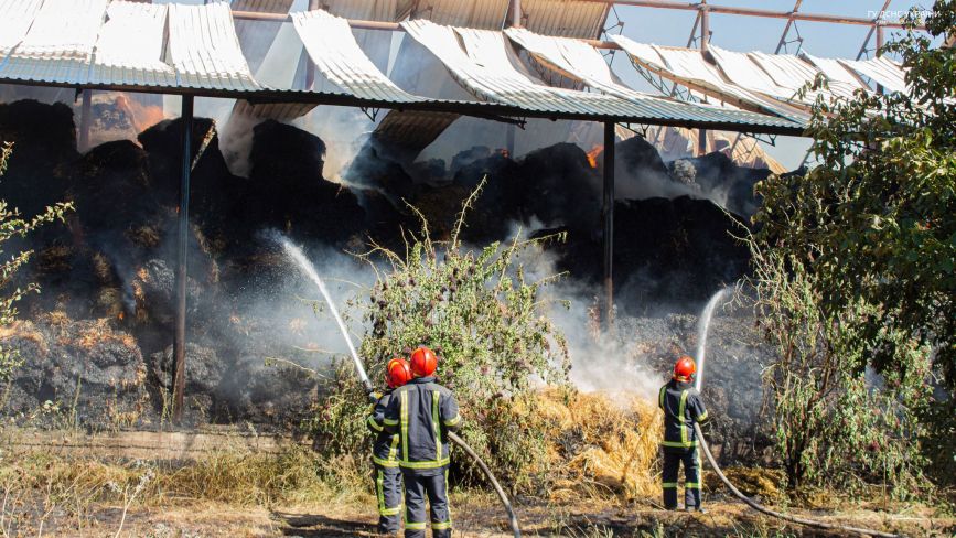 Пожежа у Чорноострівській тергромаді: згоріло 200 тонн кормів