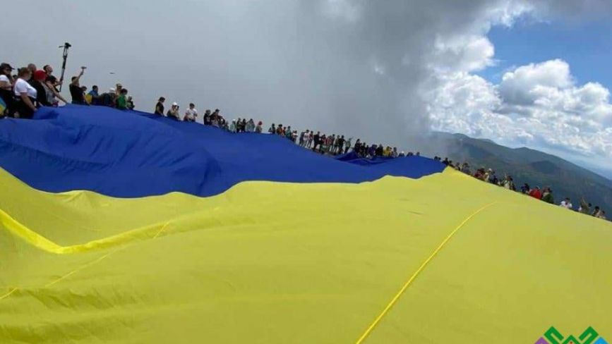 Новий рекорд: хмельничани підняли на Говерлі прапор України, площею 453 квадратних метри