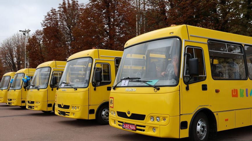 Громадам Хмельниччини передали шкільні автобуси та «швидкі»