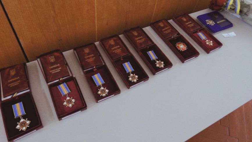 Дев’ять загиблих захисників з Шепетівщини нагородили почесними орденами