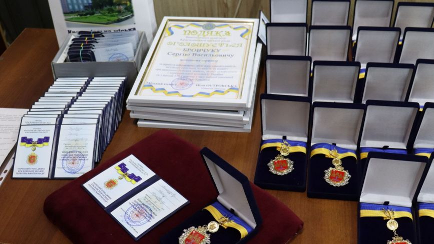 Дев’ятнадцяти захисникам із Красилівщини посмертно присвоїли звання “Почесного громадянина”