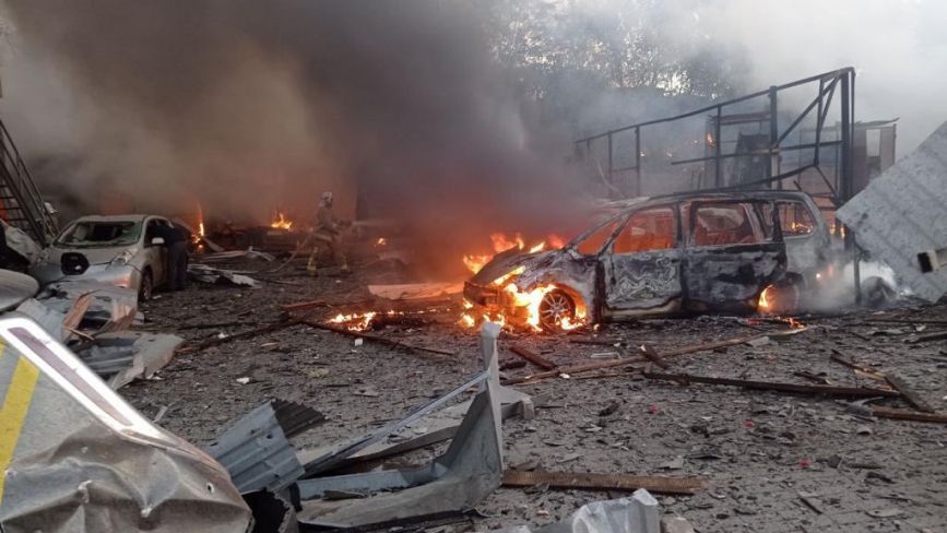 Пошкоджені будівлі, авто, травмовані люди. Наслідки ракетного удару по Україні
