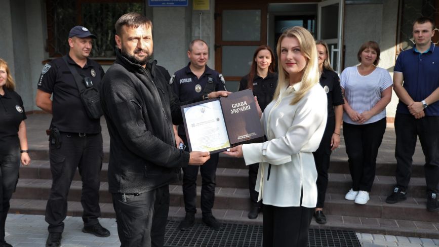 Нагородили начальника поліції з Летичева. Він затримав п’яного, що збив військову