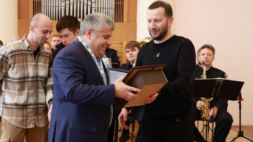 У Хмельницькому нагородили волонтерів з нагоди свята
