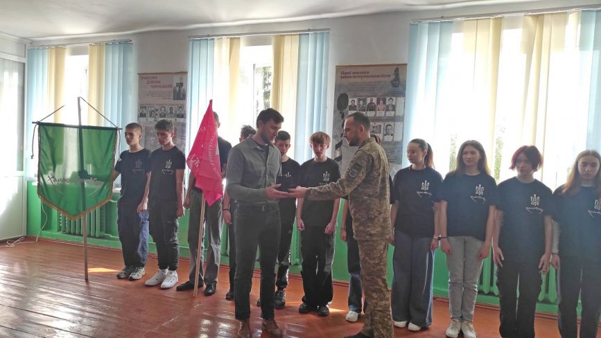 Вчителя з Хмельниччини нагородили почесною відзнакою командувача ОК «Захід»