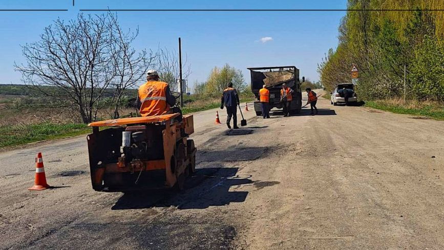 На дев’ятьох ділянках автодоріг Хмельниччини відновлюють покриття