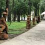 Хмельмен, Кармелюк і компанія: в парку Чекмана встановили дерев’яні фігури