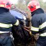 На Хмельниччині автомобіль злетів з дороги: діставали рятувальники