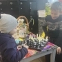 Син – грає в шахи, мати – пече смаколики: у Шепетівці родина переселенців з Луганщини збирає гроші для ЗСУ