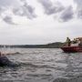 Поламався човен: на Дністрі врятували трьох людей та собаку