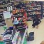 Накинувся з ножем в супермаркеті: на Хмельниччині двоє людей отримали поранення