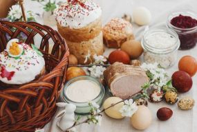 Готуємося до Великодня: де купити смачні паски та інші частування для святкового столу