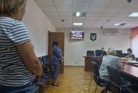 «Витягнула немовля з унітазу»: у справі про залишення дитини хмельничанкою заслухали свідків