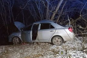 Смертельна аварія на Хмельниччині: автівка врізалась у дерево