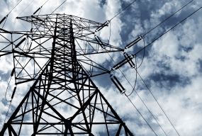 Чому в районах Хмельниччини різні графіки відключень: пояснення енергетиків