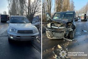 ДТП у Хмельницькому: двоє людей у лікарні після зіткнення легковика і мікроавтобуса