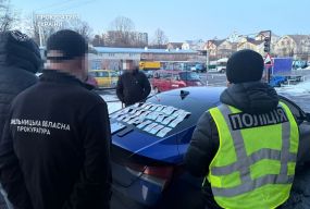 18 тисяч за іспит на права: у Хмельницькому викрили інструктора автошколи