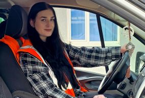 За кермом буса – 20-річна водійка: історія Аліни, яка працює на хмельницькому агропідприємстві МХП (новини компаній)