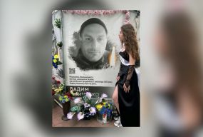 «Тато, я так хотіла, щоб ти був поруч»: хмельничанка прийшла у випускній сукні до портрета загиблого батька
