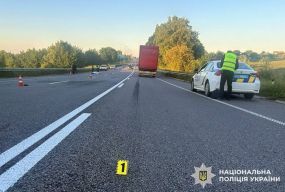 Неподалік Хмельницького вантажівка на смерть збила пішохода