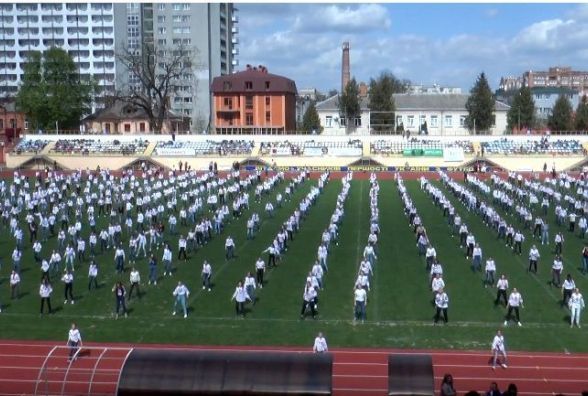 Руханка у вишиванках. Для зарядки хмельничани зібралися на стадіоні