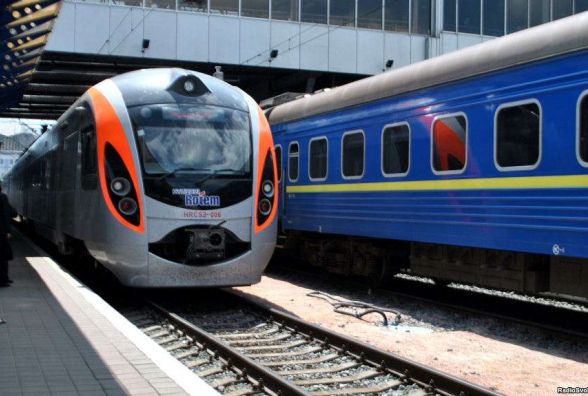 Укрзалізниця запустить додаткові поїзди на Трійцю