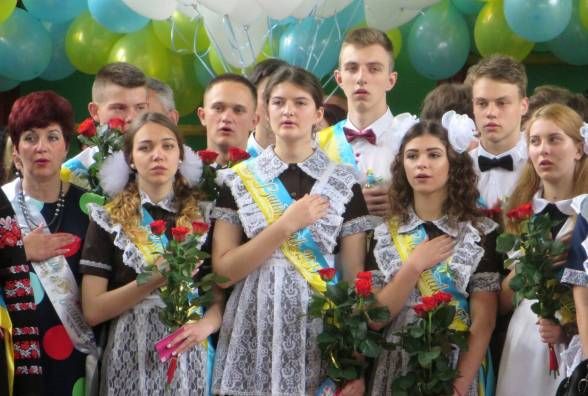 “Совкова форма” чи українська вишиванка: що одягати школярам на останній дзвоник